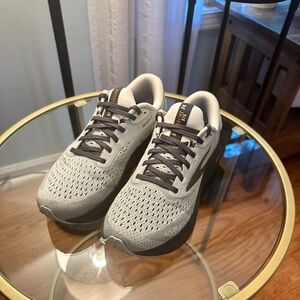 Brooks Womens Adrenaline GTS 24 - Size 9, very gently worn